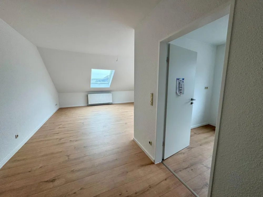 Bright Top Floor Apartment with Balcony - 3 Rooms