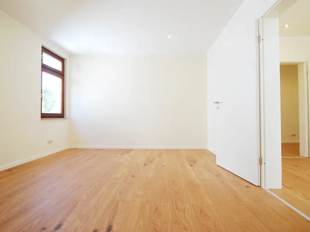 Frisch sanierte 5-RW * 1.OG* 2x Balkone* Tageslichtbad mit Wanne & Dusche* Gäste-WC* grüne Wohnlage*
