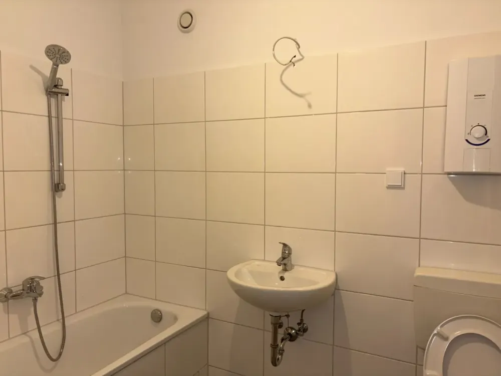Viel Platz für Krimskrams - Geräumiges Apartment mit Balkon, Aufzug und Wannenbad !