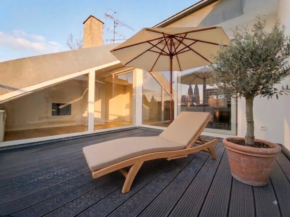 traumhafte DG-Wohnung mit Dachterrasse, Galerie und Klimaanlage