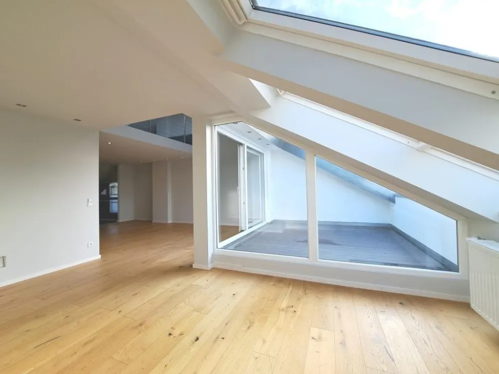 traumhafte DG-Wohnung mit Dachterrasse, Galerie und Klimaanlage