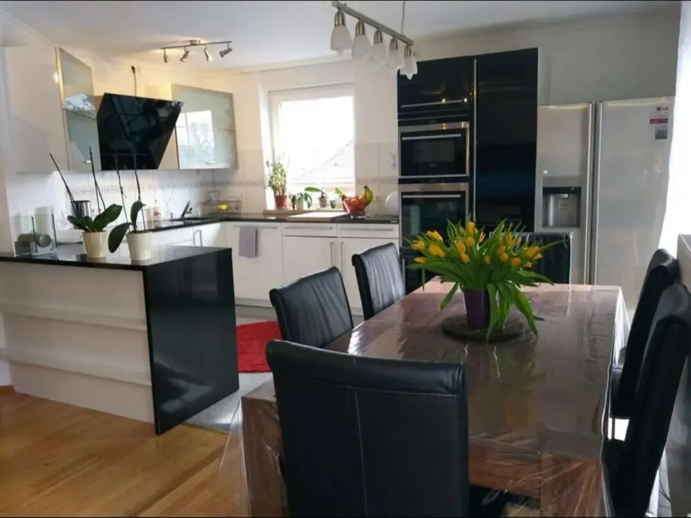 Fully furnished 4-room 102 sqm. apartment with terrace, garden & 2 garage spaces, near Ostbahnhof