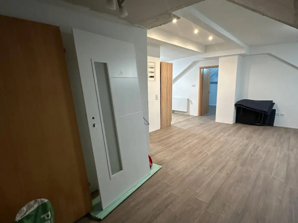 DG Wohnung - frisch renoviert mit großer Dachterasse