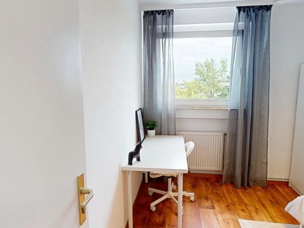 Helles möbliertes WG Zimmer in Frankfurt Eschersheim