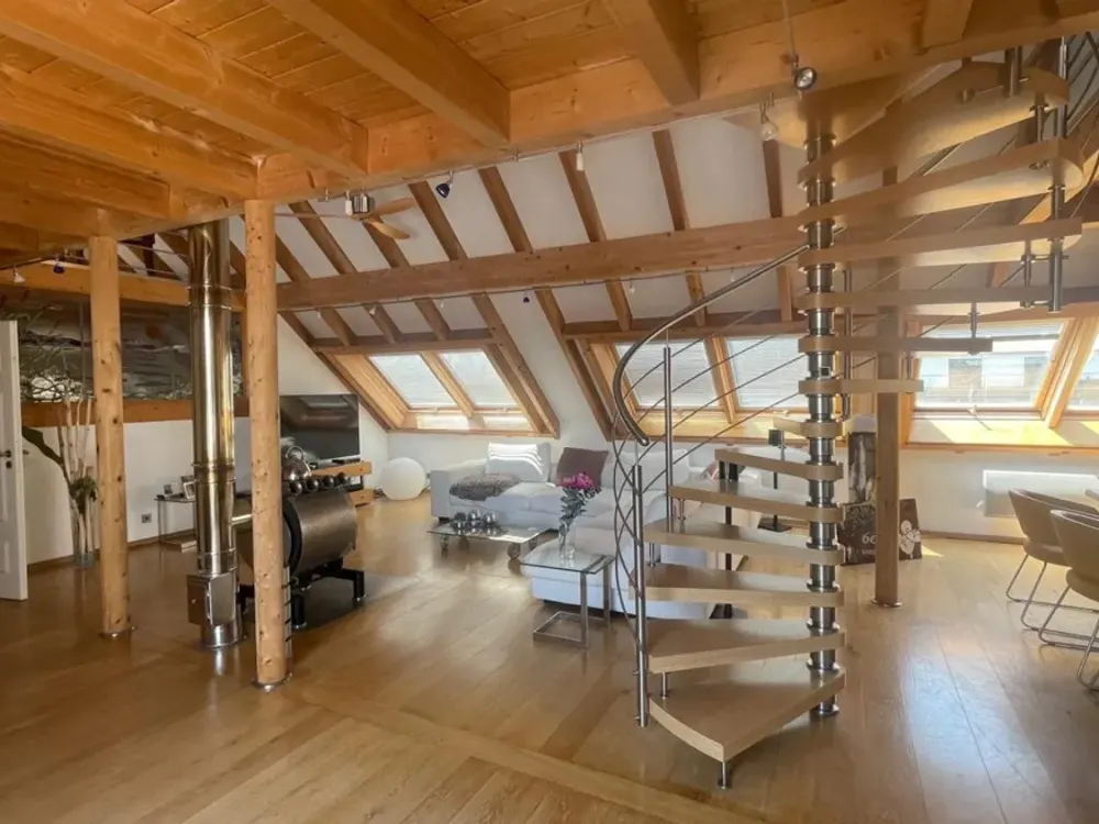 Exklusives Dachgeschoss-Loft mit Dachterrasse, Sauna & Galerie, vollmöbliert
