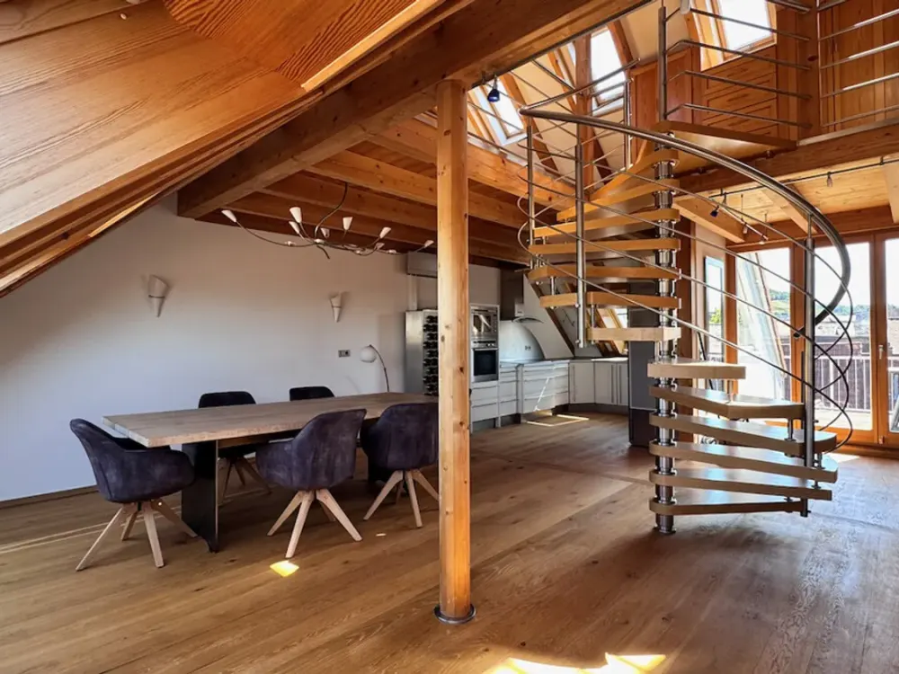 Exklusives Dachgeschoss-Loft mit Dachterrasse, Sauna & Galerie, vollmöbliert