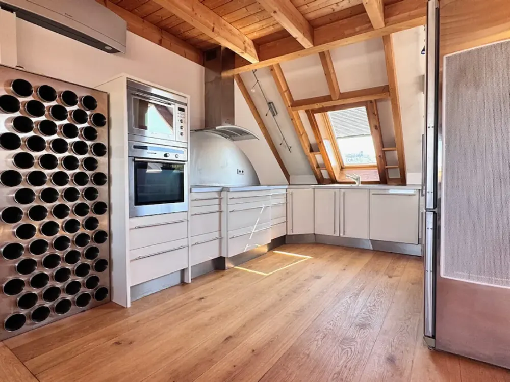 Exklusives Dachgeschoss-Loft mit Dachterrasse, Sauna & Galerie, vollmöbliert