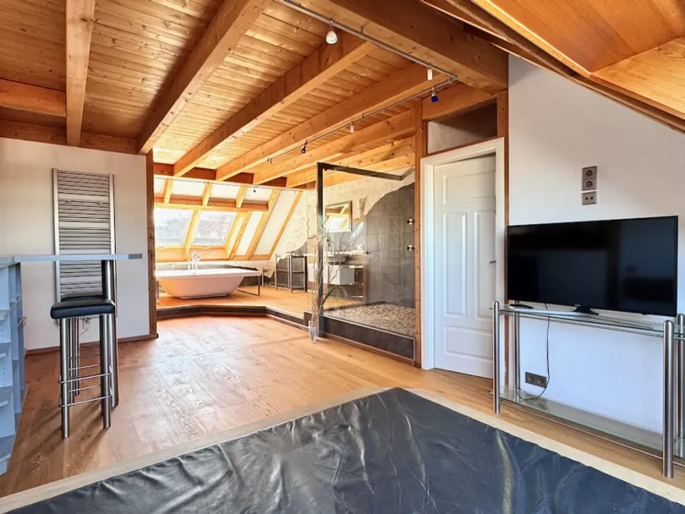 Exklusives Dachgeschoss-Loft mit Dachterrasse, Sauna & Galerie, vollmöbliert