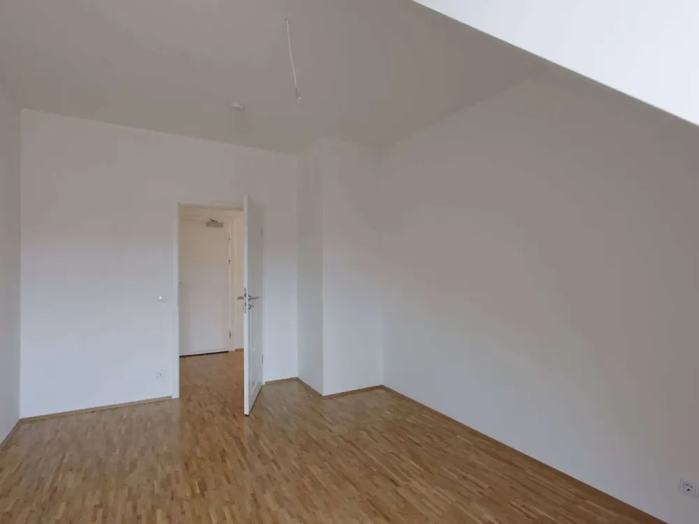 Hochwertig sanierte Dachgeschosswohnung im Jugendstilhaus! Aufzug und Loggia/ **WE 13**