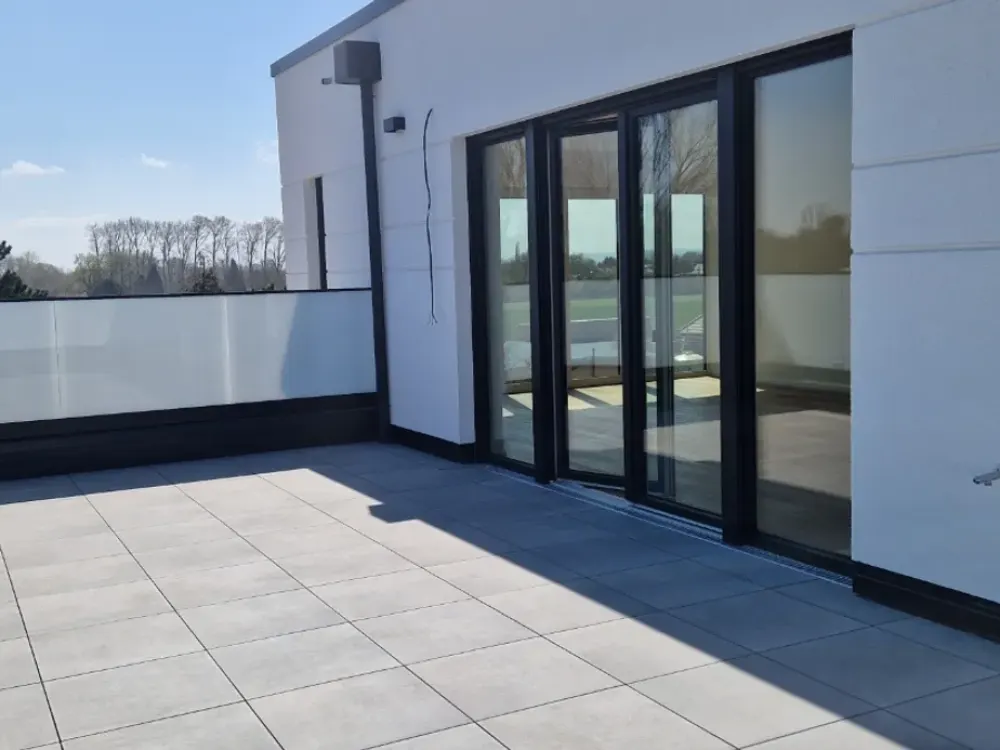 A Dreamlike Penthouse with East/West Terrace and Power Connection for a Whirlpool