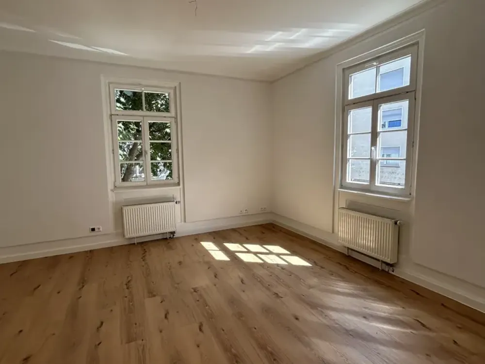 Hochwertig renovierte 4-Zimmer Altbauwohnung