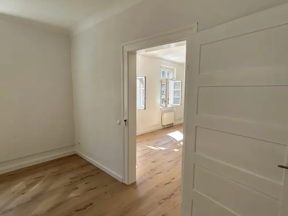 Hochwertig renovierte 4-Zimmer Altbauwohnung