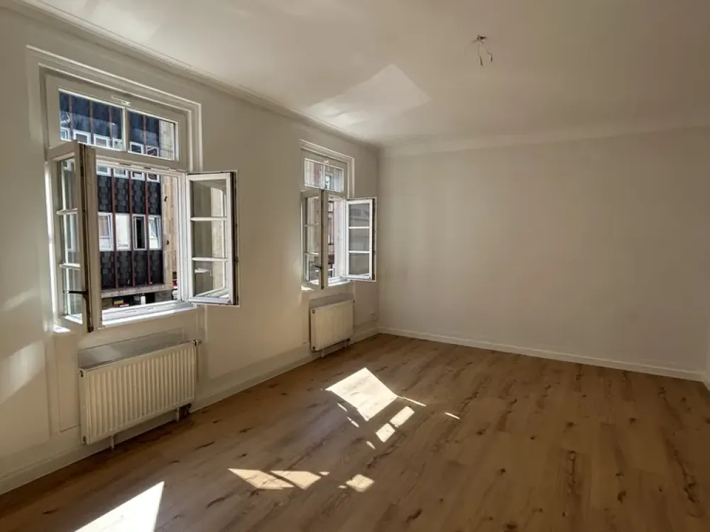 Hochwertig renovierte 4-Zimmer Altbauwohnung