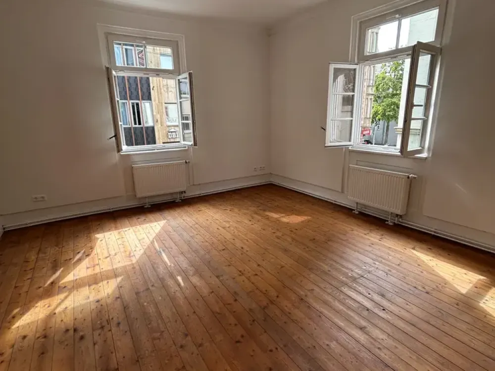 Hochwertig renovierte 4-Zimmer Altbauwohnung