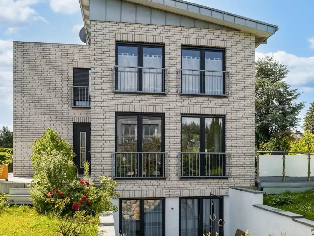 Helle Neubau Wohnung möbliert 90qm