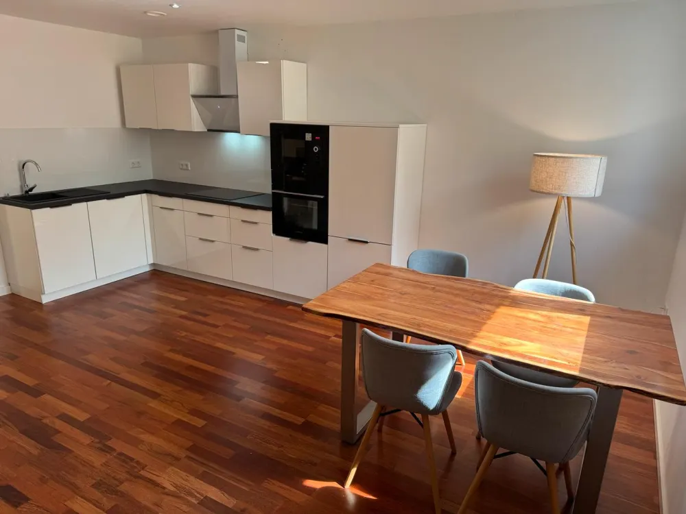 Helle Neubau Wohnung möbliert 90qm
