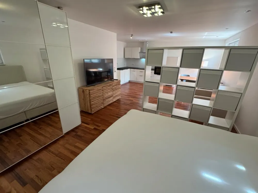Helle Neubau Wohnung möbliert 90qm