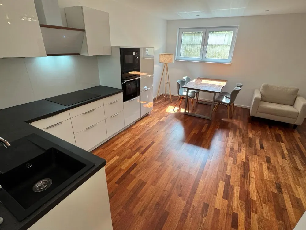 Helle Neubau Wohnung möbliert 90qm