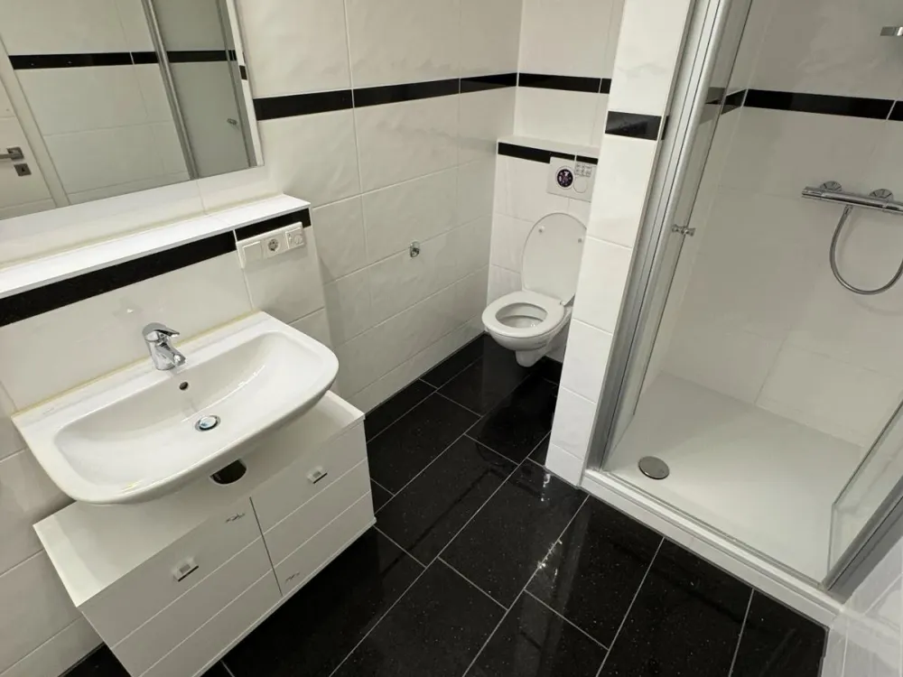 Helle Neubau Wohnung möbliert 90qm