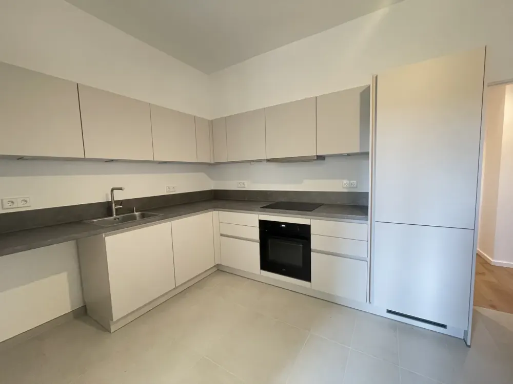 Vierzimmerwohnung mit Einbauküche und zwei Balkonen