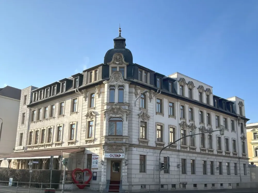 1 Month Rent-Free - Renovated 3-Room Apartment with Fitted Kitchen, Bay Window and Stylish Stucco Elements