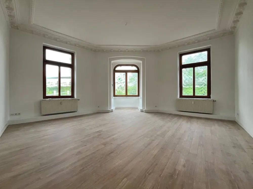 1 Month Rent-Free - Renovated 3-Room Apartment with Fitted Kitchen, Bay Window and Stylish Stucco Elements