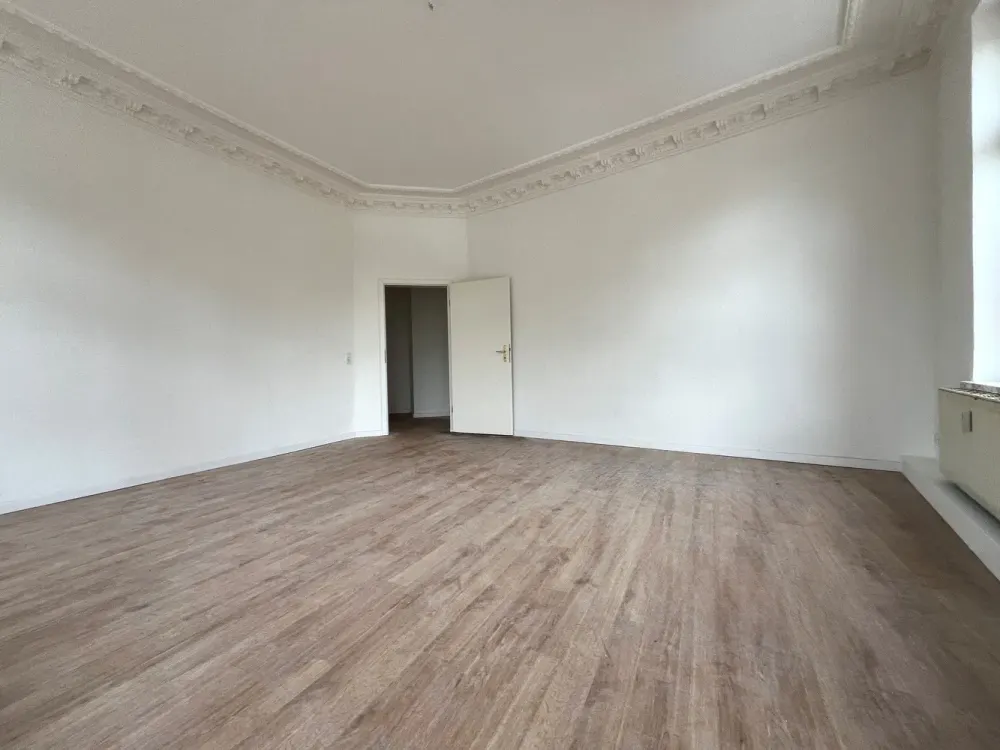 1 Month Rent-Free - Renovated 3-Room Apartment with Fitted Kitchen, Bay Window and Stylish Stucco Elements