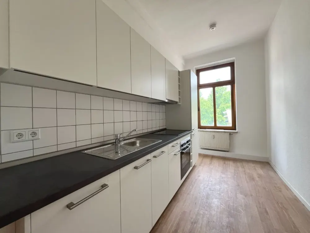 1 Month Rent-Free - Renovated 3-Room Apartment with Fitted Kitchen, Bay Window and Stylish Stucco Elements