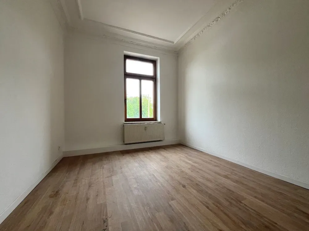1 Month Rent-Free - Renovated 3-Room Apartment with Fitted Kitchen, Bay Window and Stylish Stucco Elements