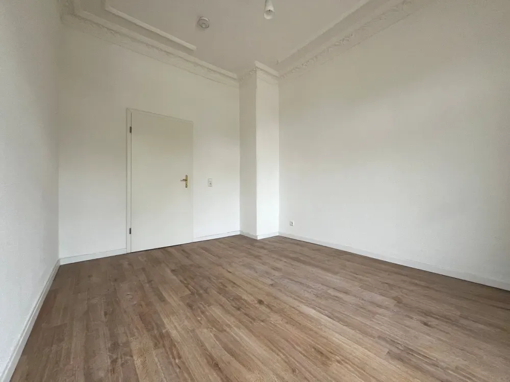 1 Month Rent-Free - Renovated 3-Room Apartment with Fitted Kitchen, Bay Window and Stylish Stucco Elements