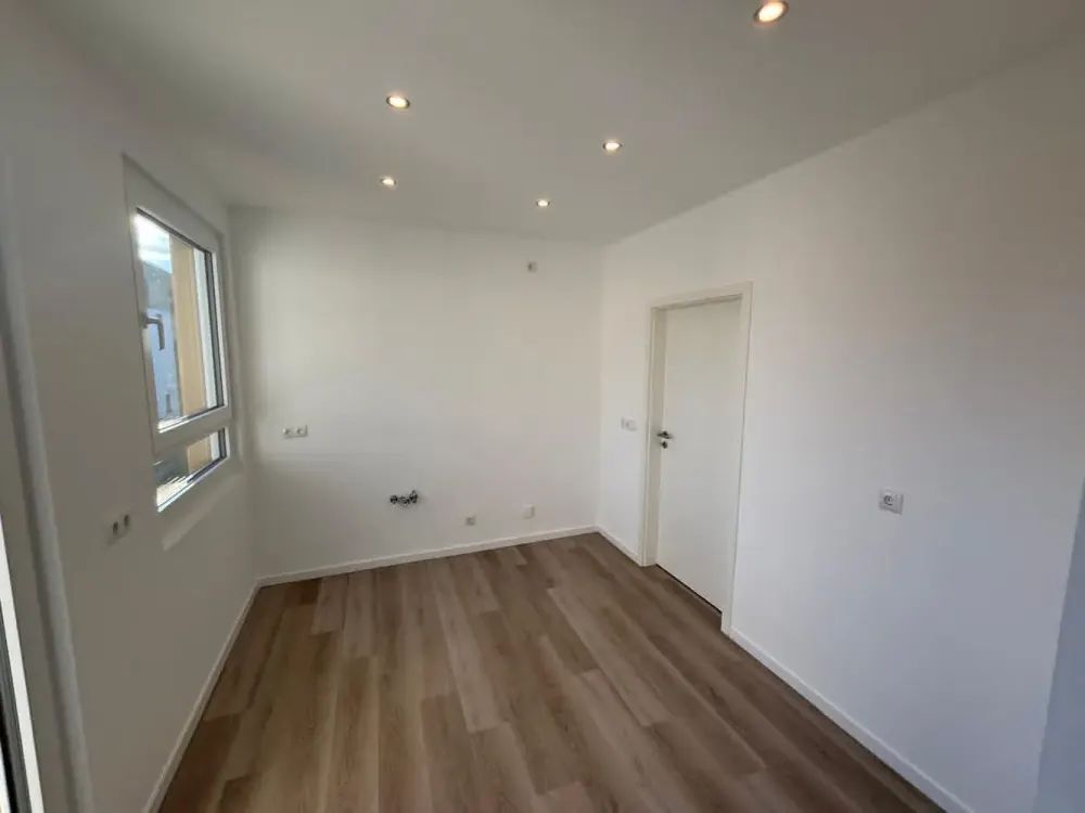 Großzügige 2-Zimmer-Wohnung mit Balkon - Erstbezug nach Renovierung