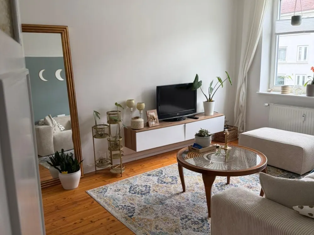Möblierte Altbauwohnung mit Balkon zur Zwischenmiete
