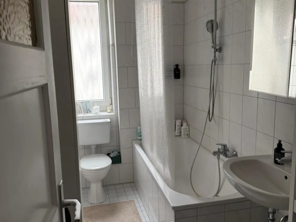 Möblierte Altbauwohnung mit Balkon zur Zwischenmiete