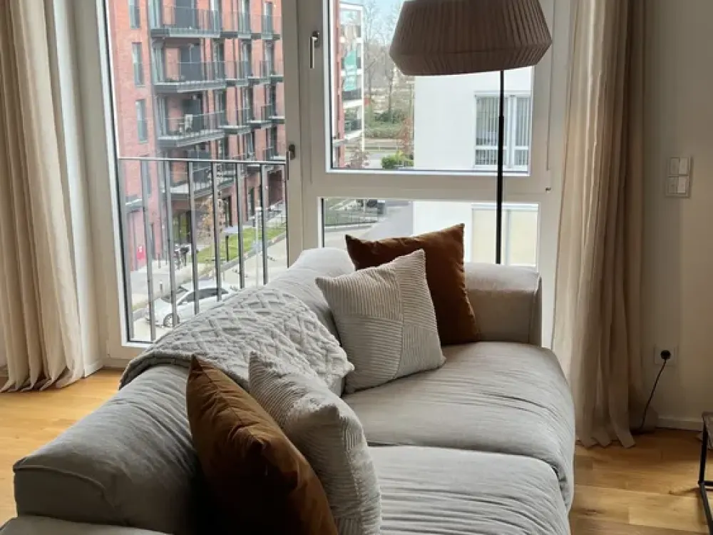 Hochwertig möblierte Neubauwohnung mit Balkon, Keller und TG in Düsseldorf, ab 1.10.