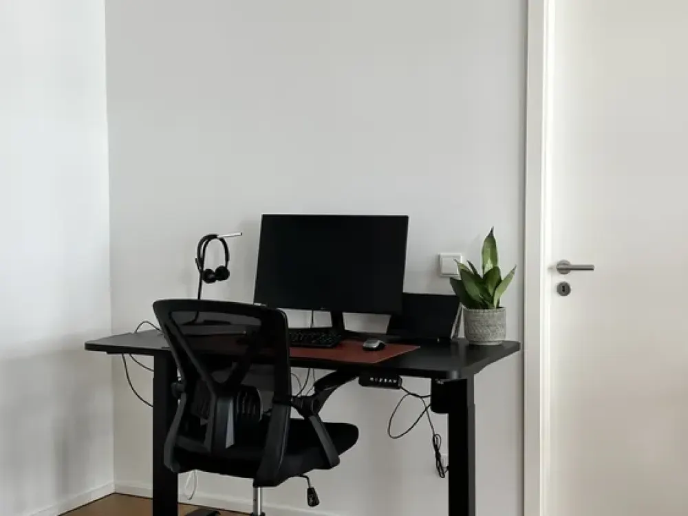 Hochwertig möblierte Neubauwohnung mit Balkon, Keller und TG in Düsseldorf, ab 1.10.