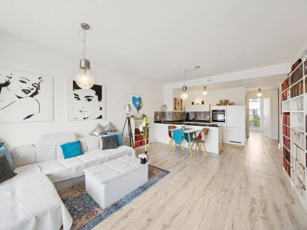 Möblierte 3-Zimmerwohnung mit Tiefgaragenstellplatz in direkter Wasserlage am Kanal