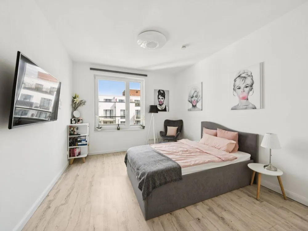 Möblierte 3-Zimmerwohnung mit Tiefgaragenstellplatz in direkter Wasserlage am Kanal