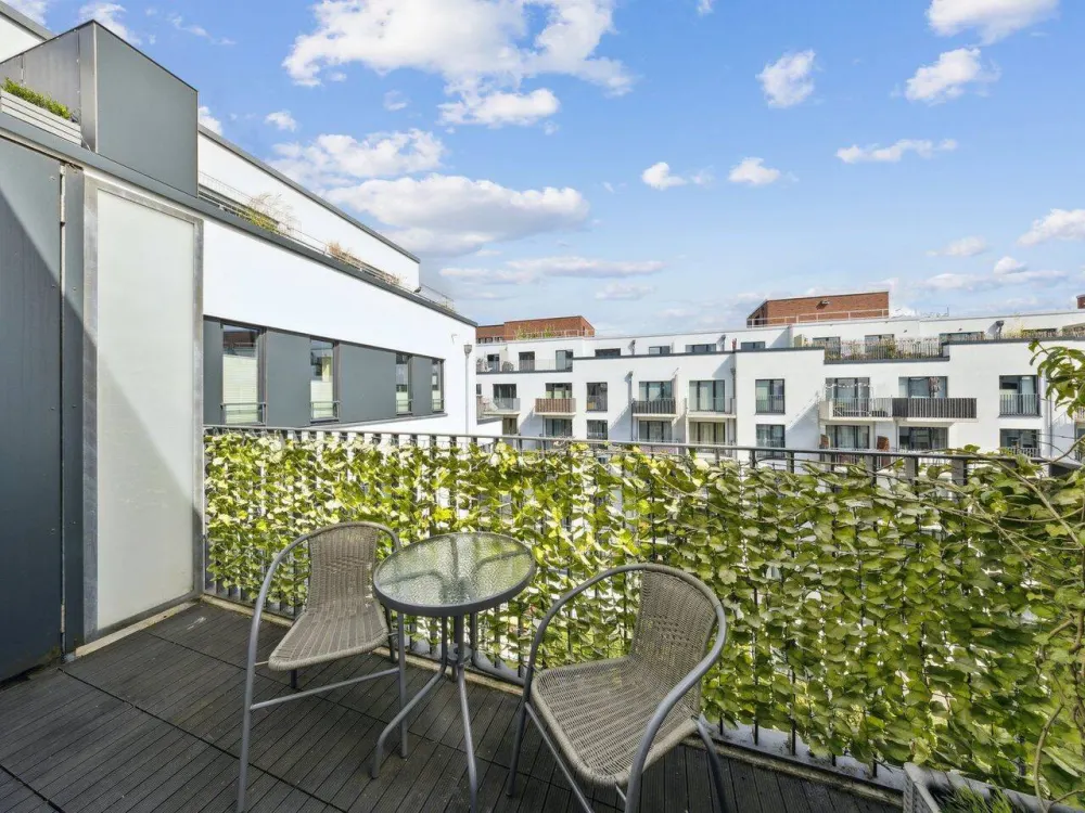 Möblierte 3-Zimmerwohnung mit Tiefgaragenstellplatz in direkter Wasserlage am Kanal