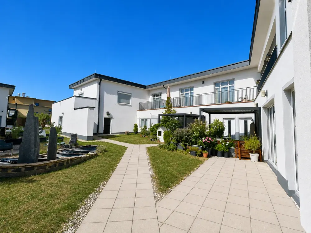 NEU*Wohnen wie im eigenen Haus*4 Zimmer*eigene Terrasse*Garten*Aufzug*hohe Decken*EBK*2 Bäder*