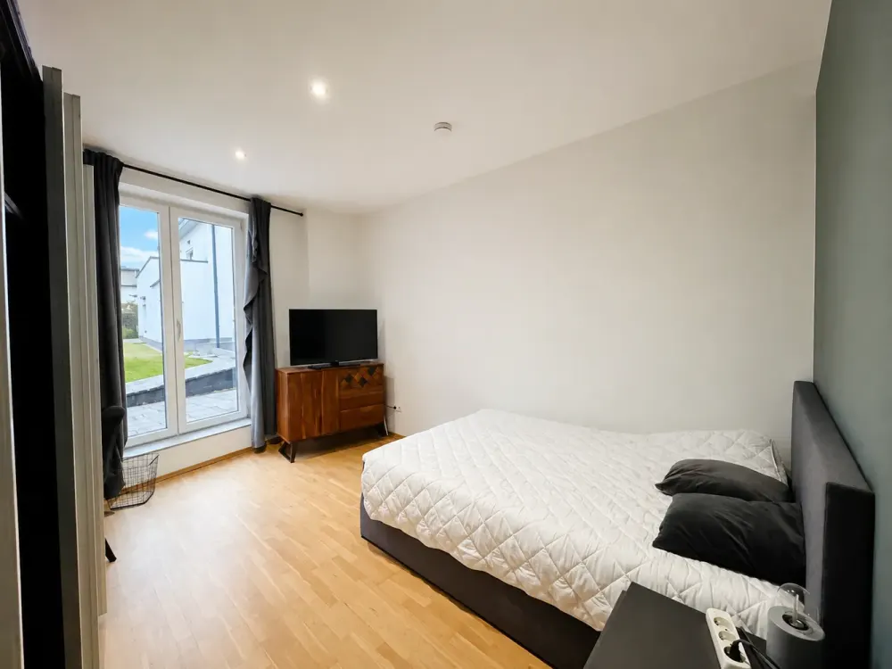 NEU*Wohnen wie im eigenen Haus*4 Zimmer*eigene Terrasse*Garten*Aufzug*hohe Decken*EBK*2 Bäder*