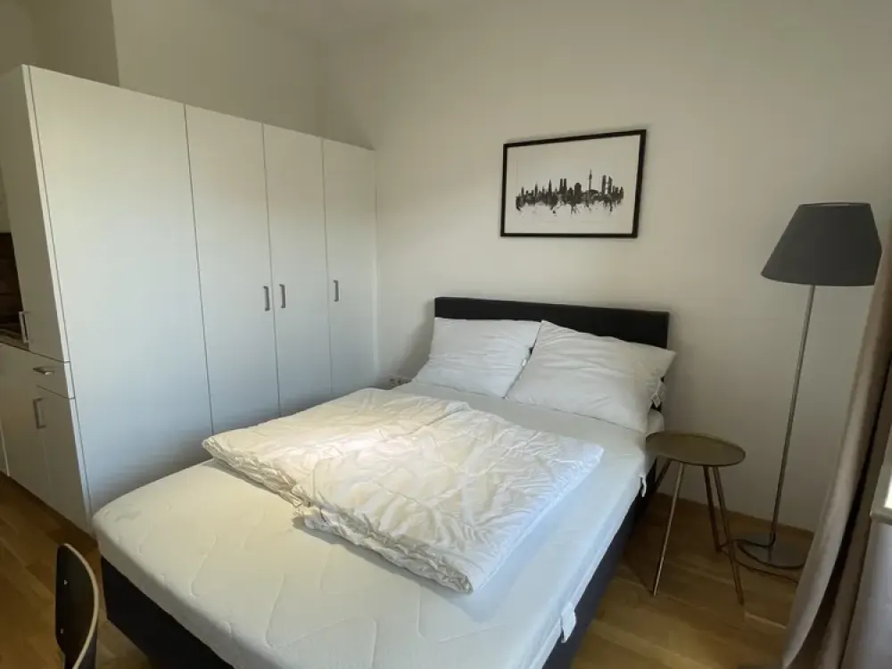 FROM PRIVATE: Fully Furnished Like-New 1-Room Apartment with Balcony and Built-In Kitchen / Munich