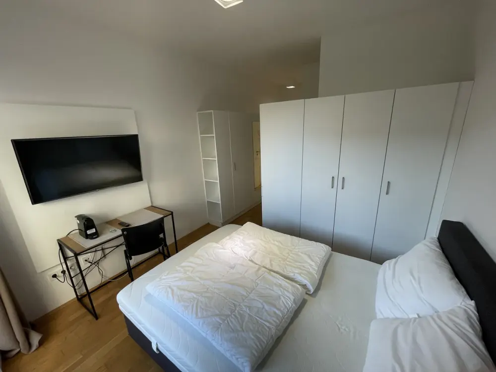 FROM PRIVATE: Fully Furnished Like-New 1-Room Apartment with Balcony and Built-In Kitchen / Munich