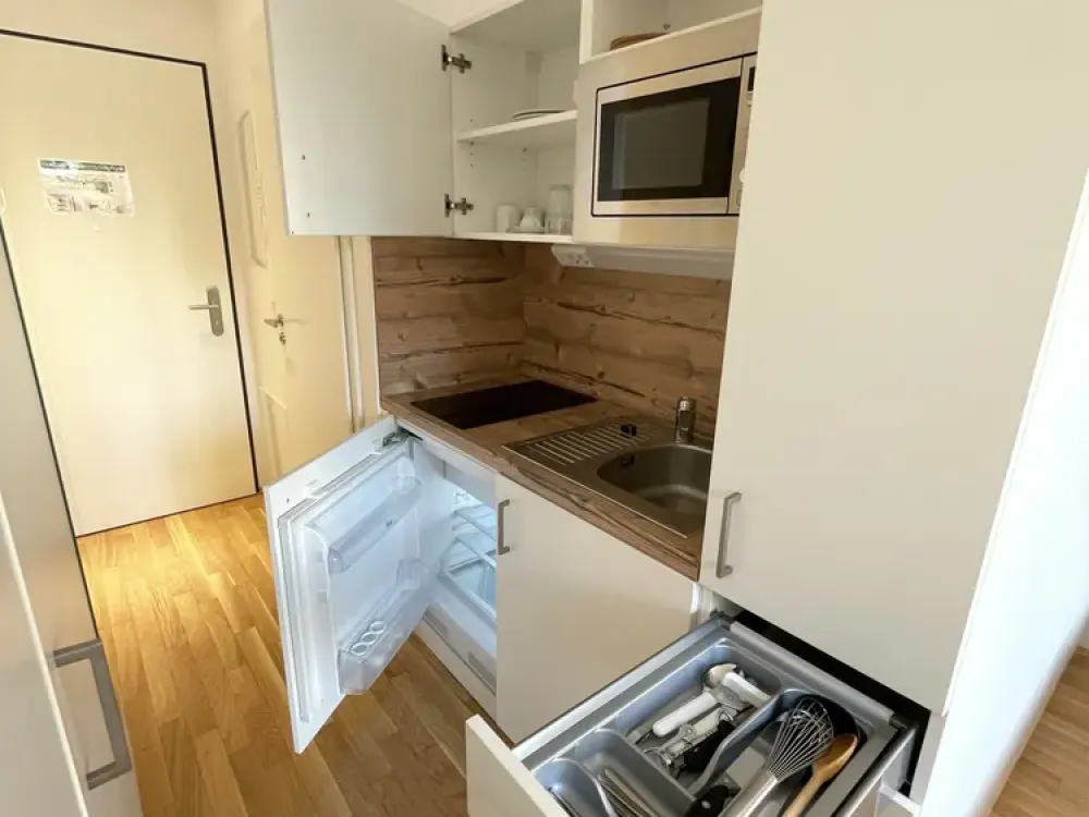 FROM PRIVATE: Fully Furnished Like-New 1-Room Apartment with Balcony and Built-In Kitchen / Munich