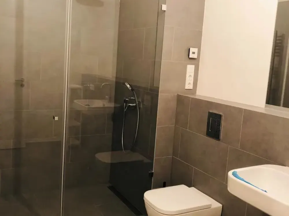 Neu Wohnung mit Einbauküche