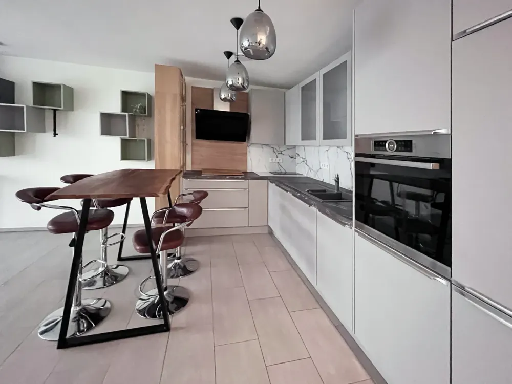 Exclusive 2-Room Apartment near Killesberg - Fully Furnished with Underground Parking Space