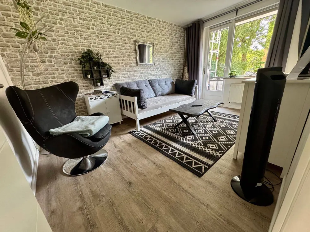 Voll Möblierte 2 Zi.-Wohnung, 50 m², Balkon Kurz oder langfristig an Geschäftsreisende usw. zu vermieten...