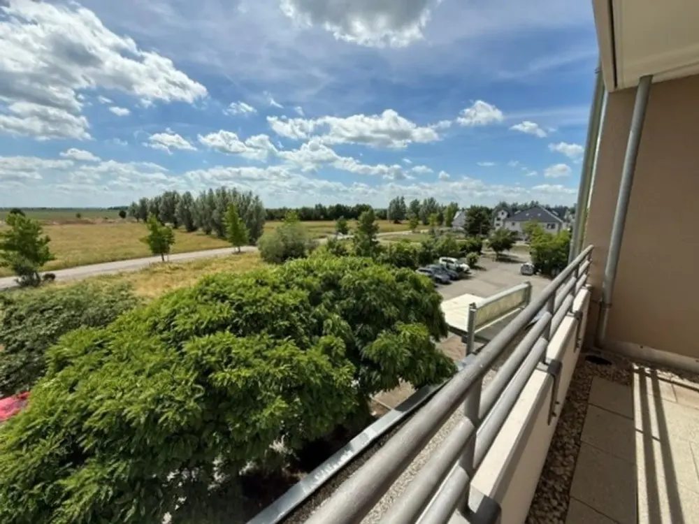 Spacious 2-Room Apartment with Balcony in Großkugel