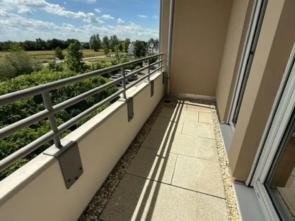 Spacious 2-Room Apartment with Balcony in Großkugel