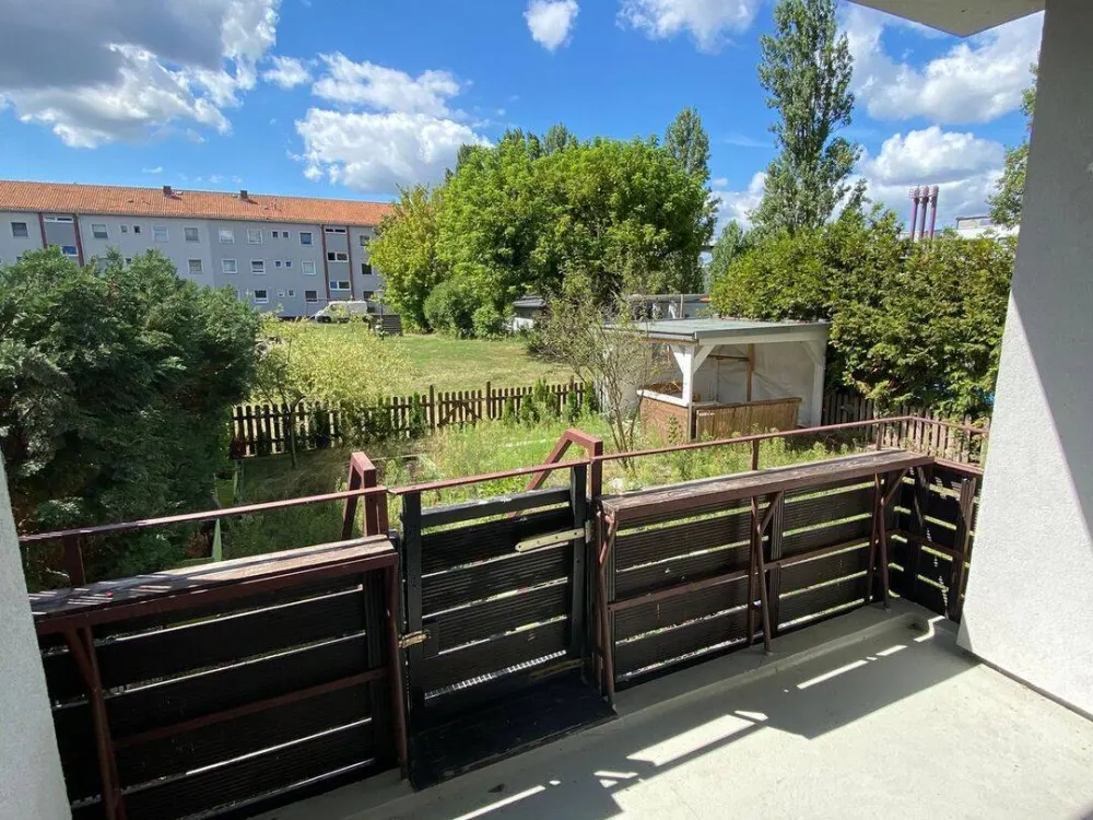 Sonnige renovierte 3 Zimmer Wohnung *Loggia mit Garten *Wannenbad mit Fenster *EBK *Abstellraum *Keller