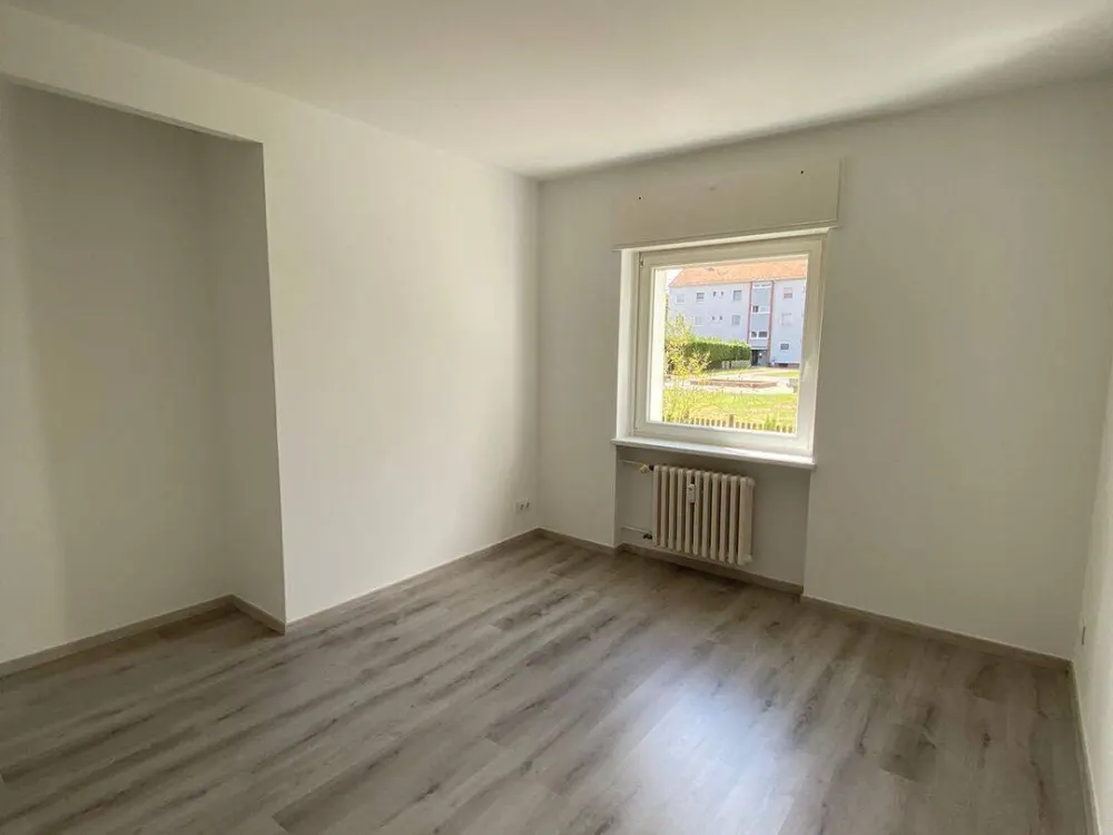 Sonnige renovierte 3 Zimmer Wohnung *Loggia mit Garten *Wannenbad mit Fenster *EBK *Abstellraum *Keller